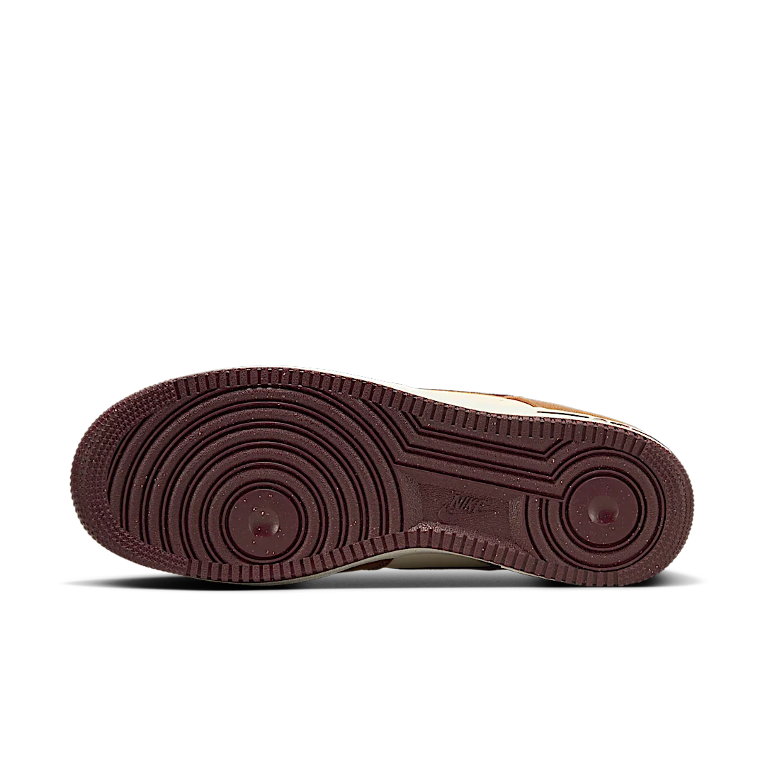 Nike Air Force 1 Low '07 LV8 Notebook Doodle Pack Light British Tan, Light British Tan/Coconut Milk/Gum Dark Brown/Burgundy Crush (FQ8713-200)