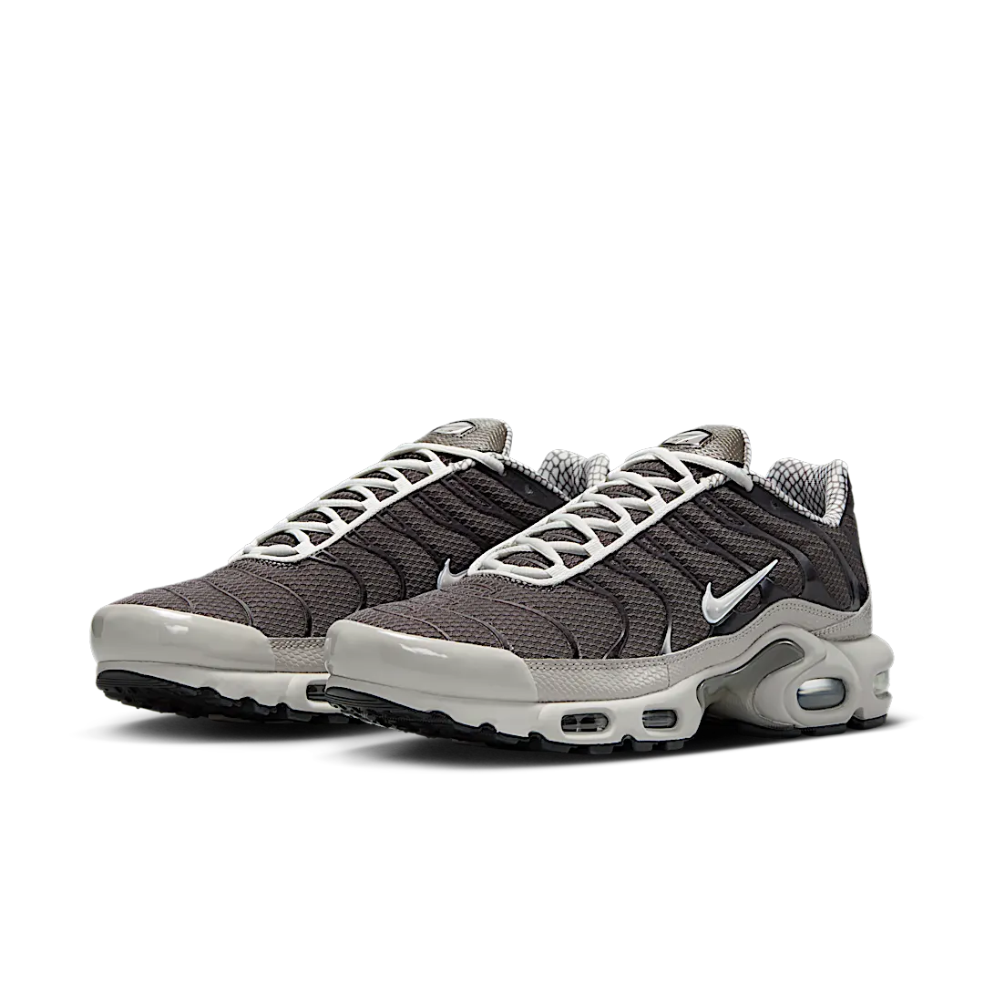 Nike Air Max Plus Year of the Snake, Cave Stone/Summit White/Metallic Pewter/Vast Grey (IB7679-200)