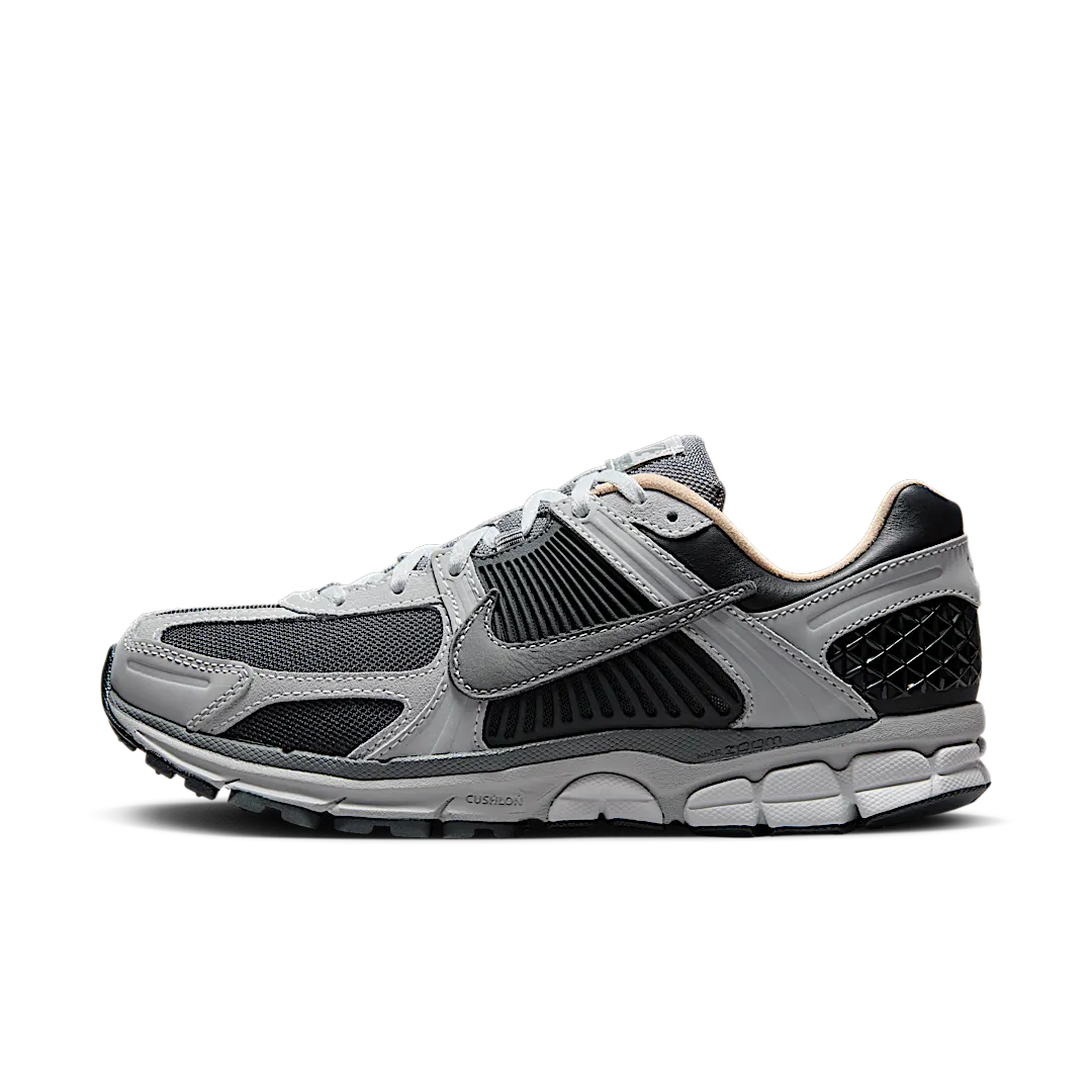 Nike Zoom Vomero 5 Dark Smoke Grey Vachetta, Dark Smoke Grey/Smoke Grey/Light Smoke Grey/Dark Smoke Grey/Vachetta Tan/Summit White (HV5982-001)