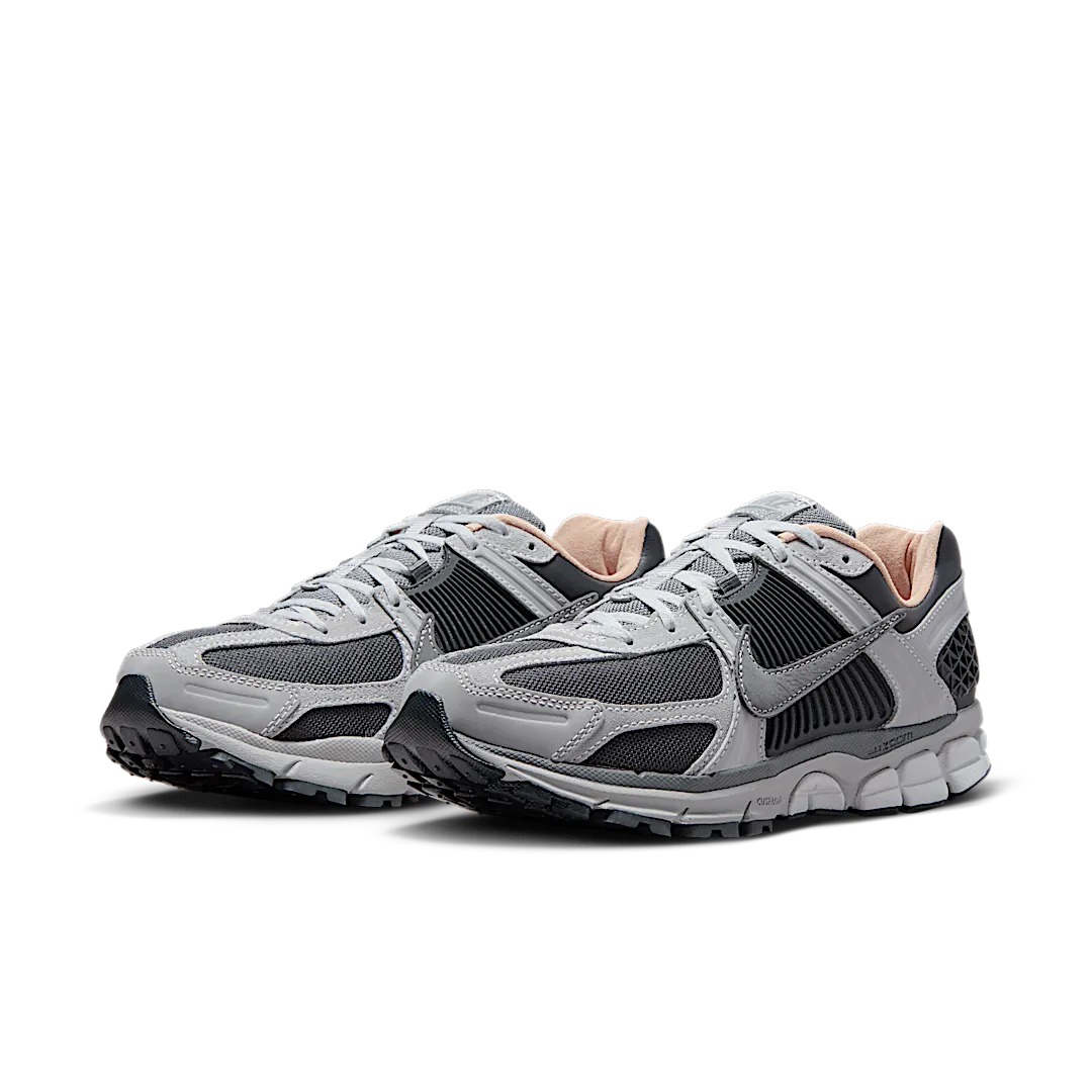 Nike Zoom Vomero 5 Dark Smoke Grey Vachetta, Dark Smoke Grey/Smoke Grey/Light Smoke Grey/Dark Smoke Grey/Vachetta Tan/Summit White (HV5982-001)