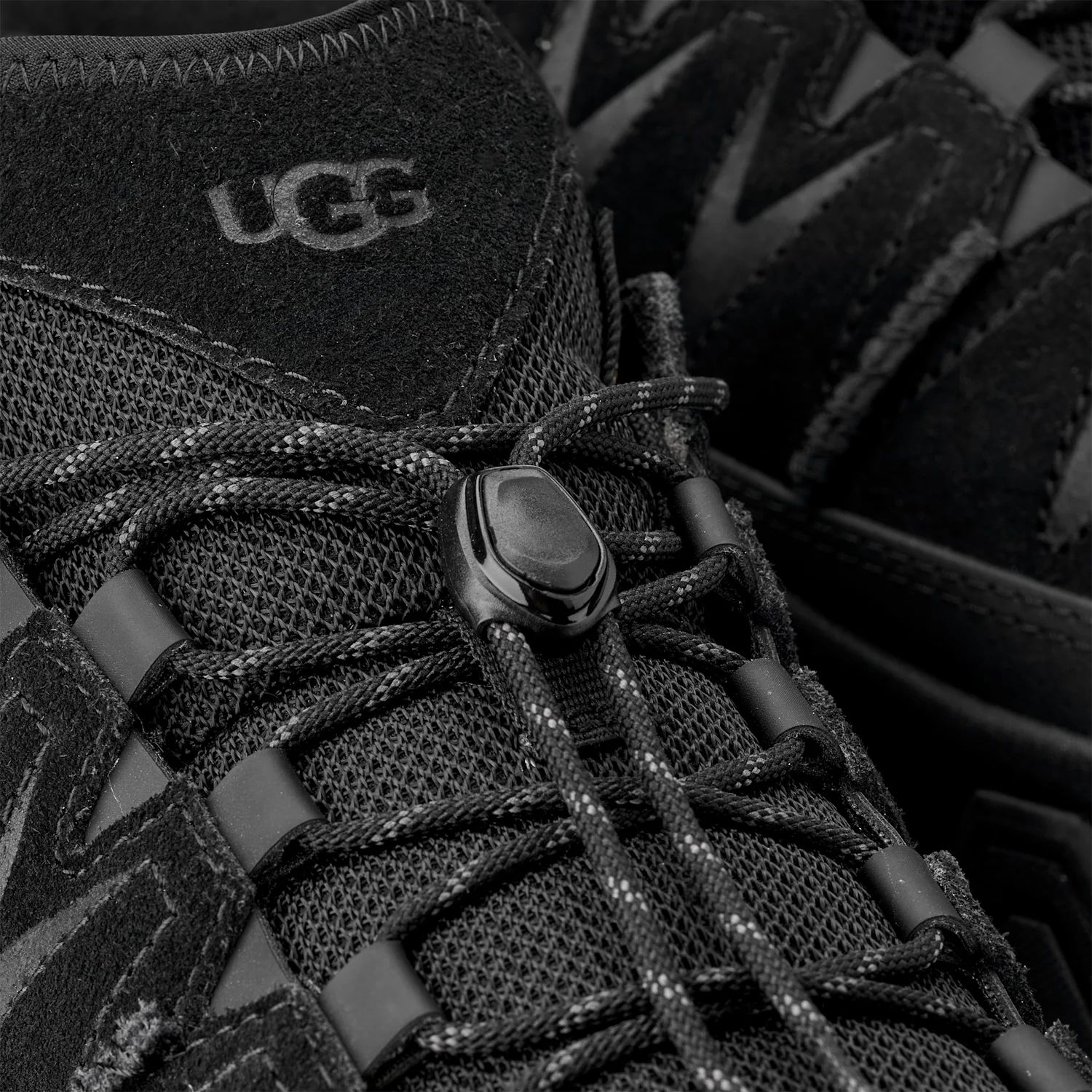 UGG CapTrail Low Black, Black (1158252-BLK)