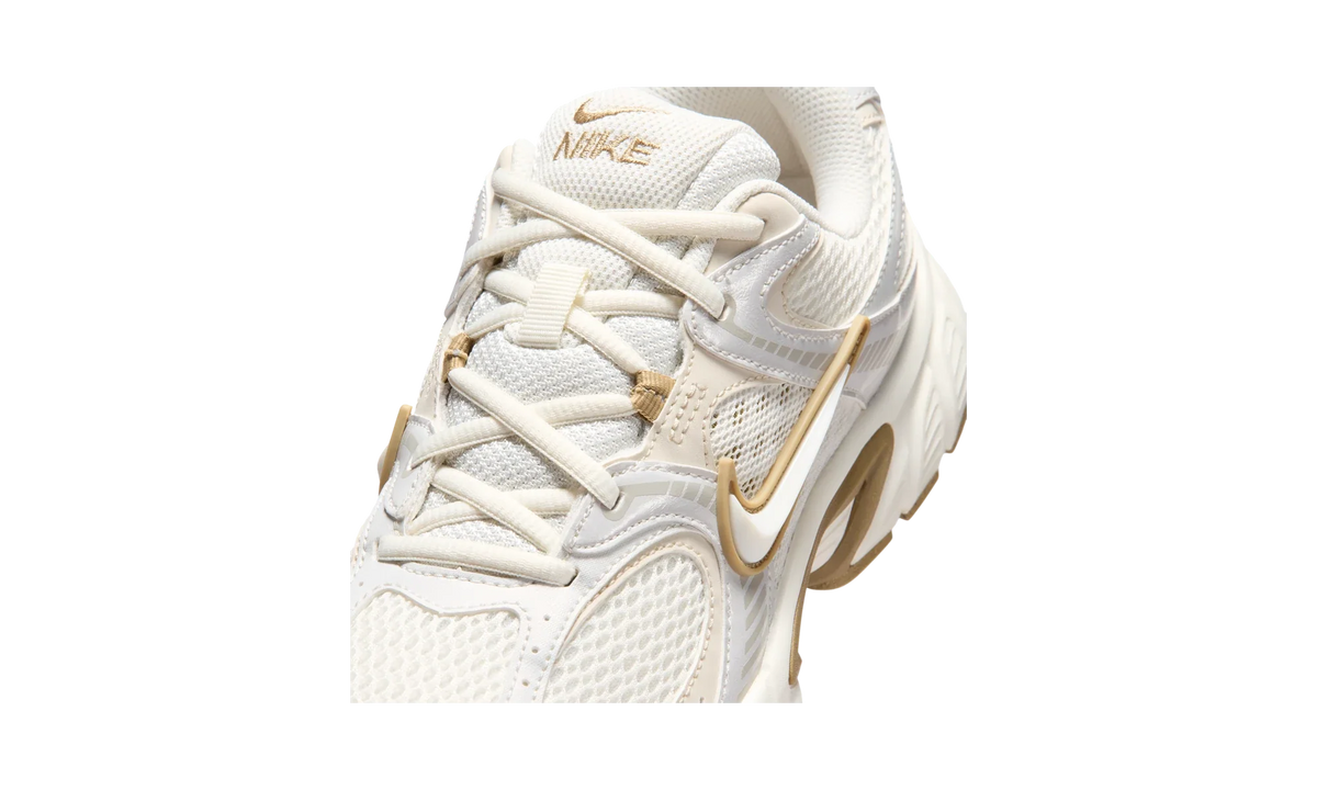 Nike V5 RNR shoes with reflective design accents Sail/Parachute Beige/Light Orewood Brown/Sail
