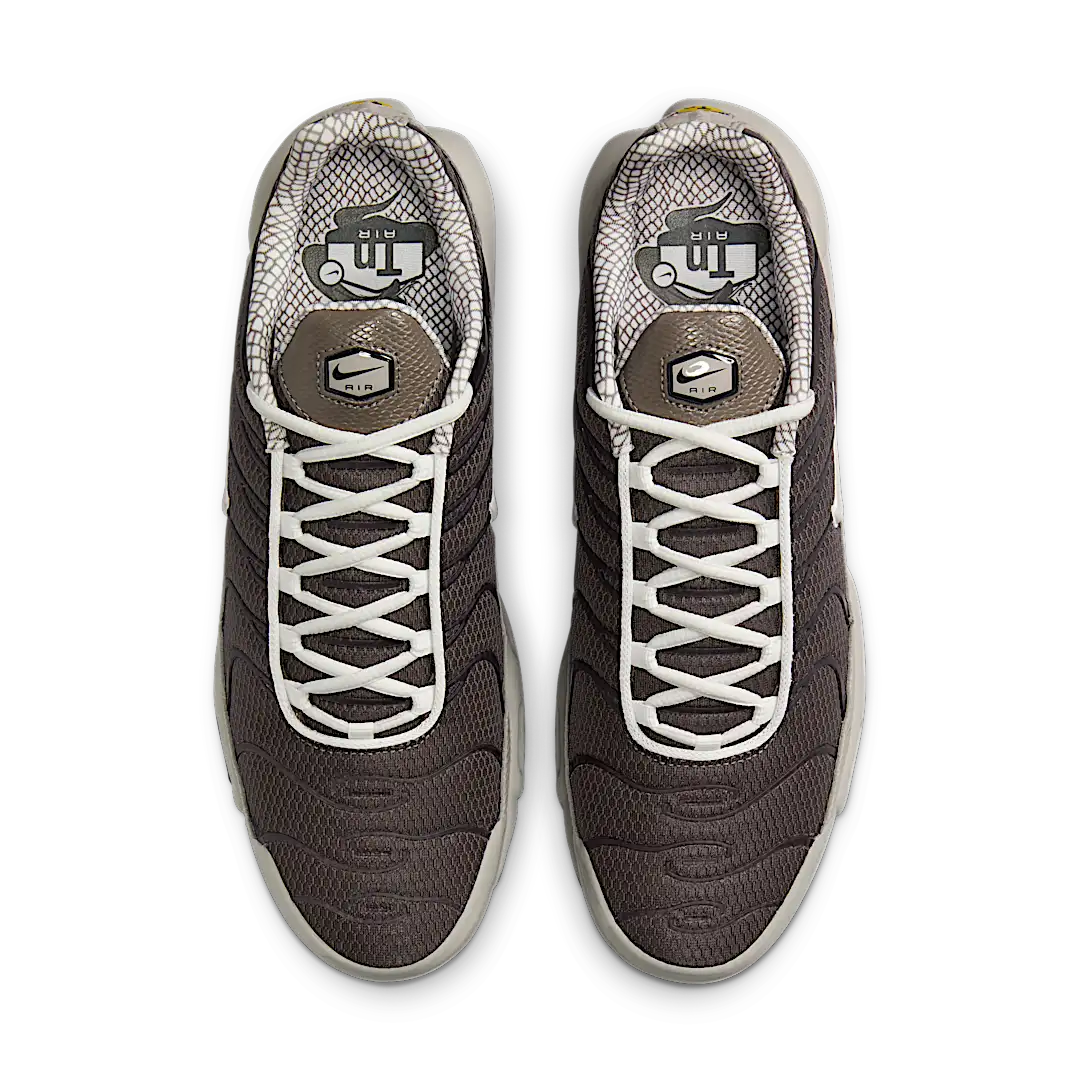 Nike Air Max Plus Year of the Snake, Cave Stone/Summit White/Metallic Pewter/Vast Grey (IB7679-200)