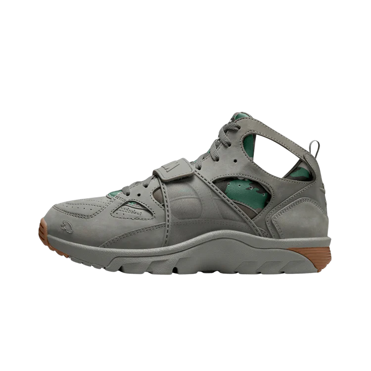 Nike Air Trainer Huarache Corteiz Gully Grey, Flat Pewter/Flat Pewter/White/Black/Gum Medium Brown (FQ8793-001)