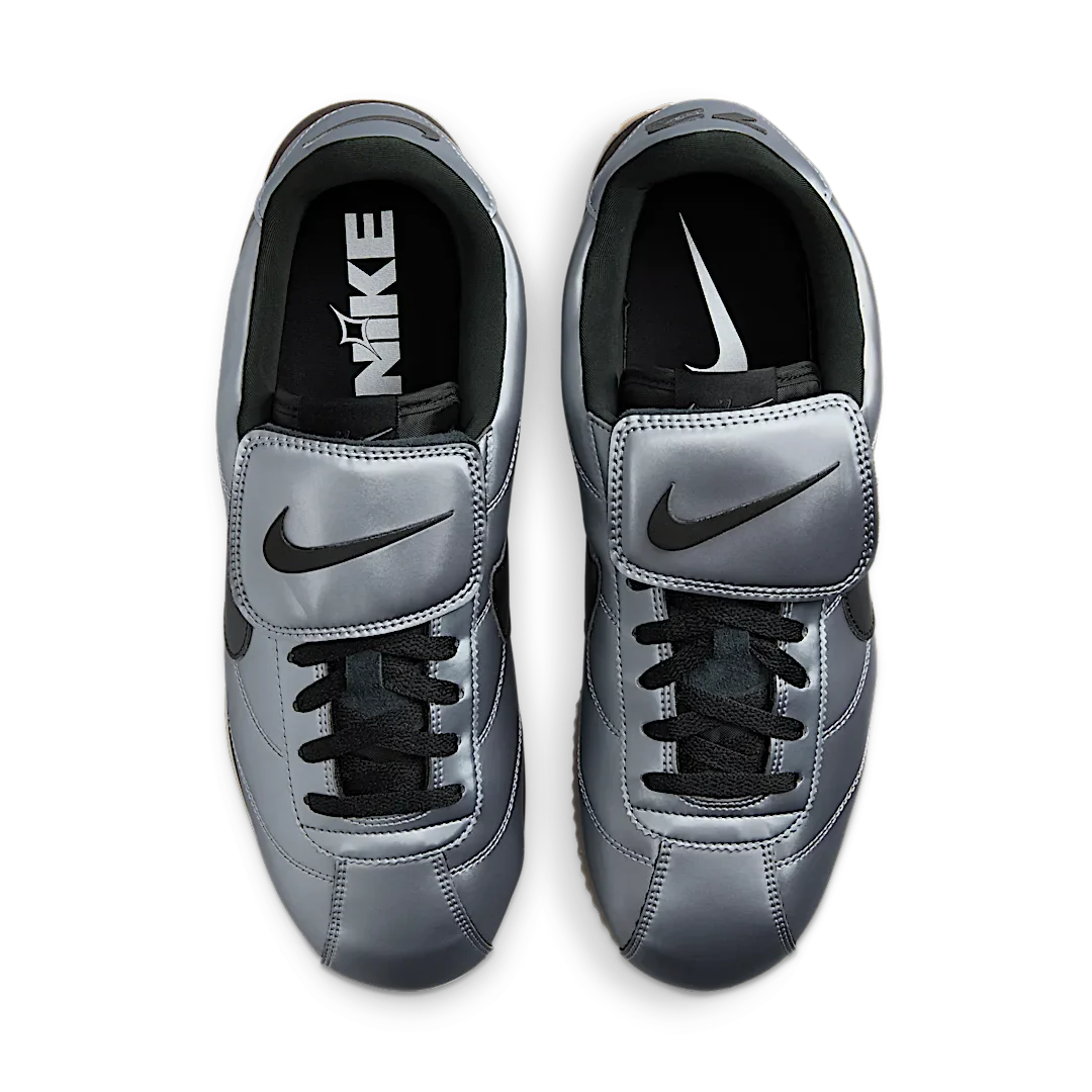 Nike Cortez SE Tiempo Pack Metallic Cool Grey, Metallic Cool Grey/Black/Gum Dark Brown (HQ3490-099)