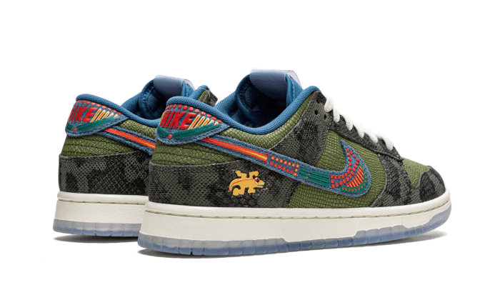 Nike Dunk Low Siempre Familia, Carbon Green/Rift Blue-Sail (DO2160-335)