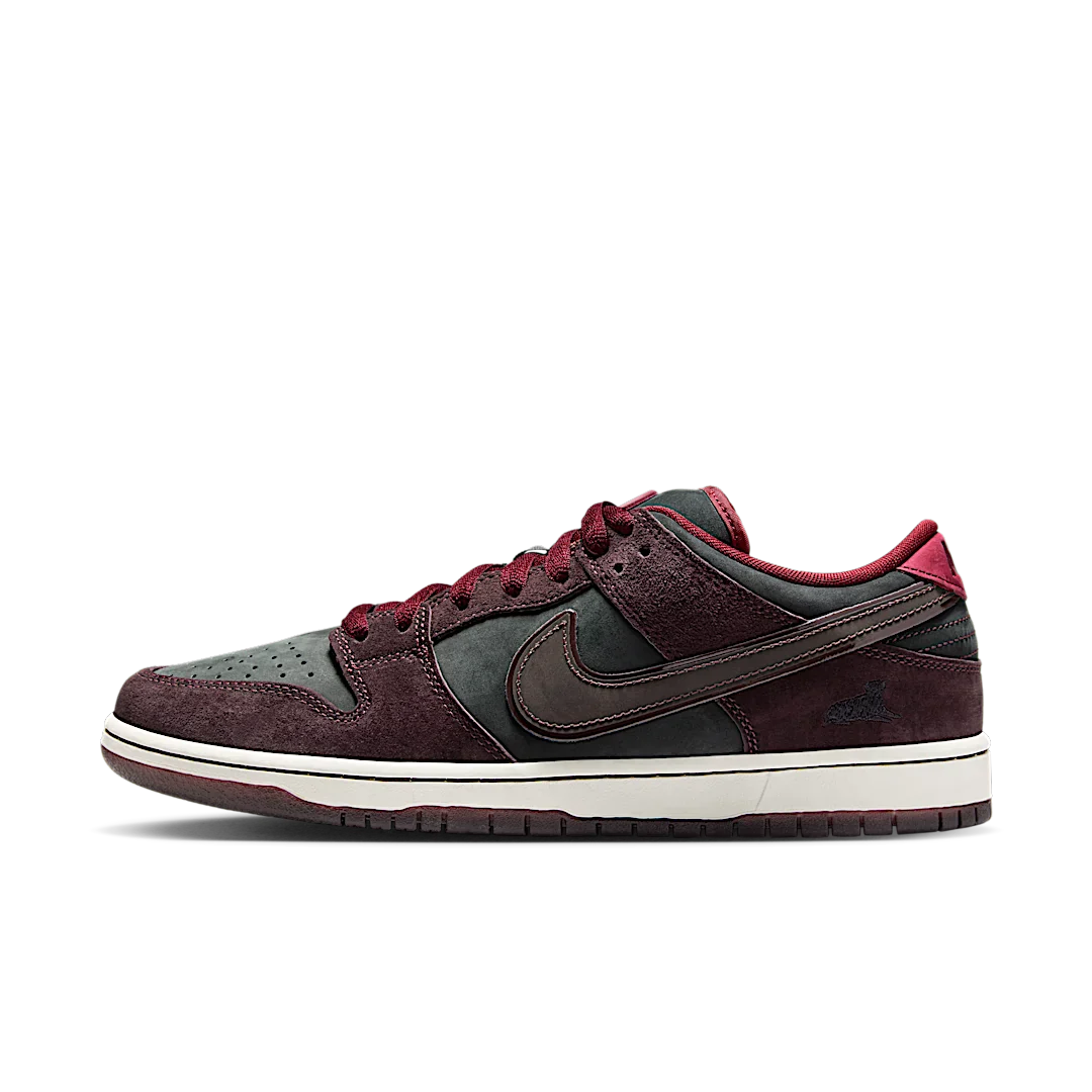 Nike SB Dunk Low Riot Skateshop, Mahogany/Dark Beetroot-Team Red-Sail-Night Maroon (FZ1289-200)