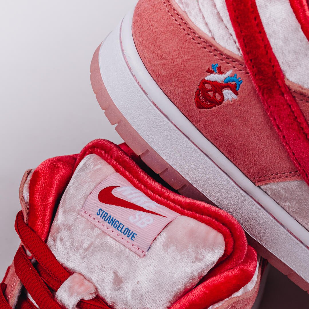 Nike SB Dunk Low StrangeLove Skateboards, Pink/Red-White (CT2552-800)