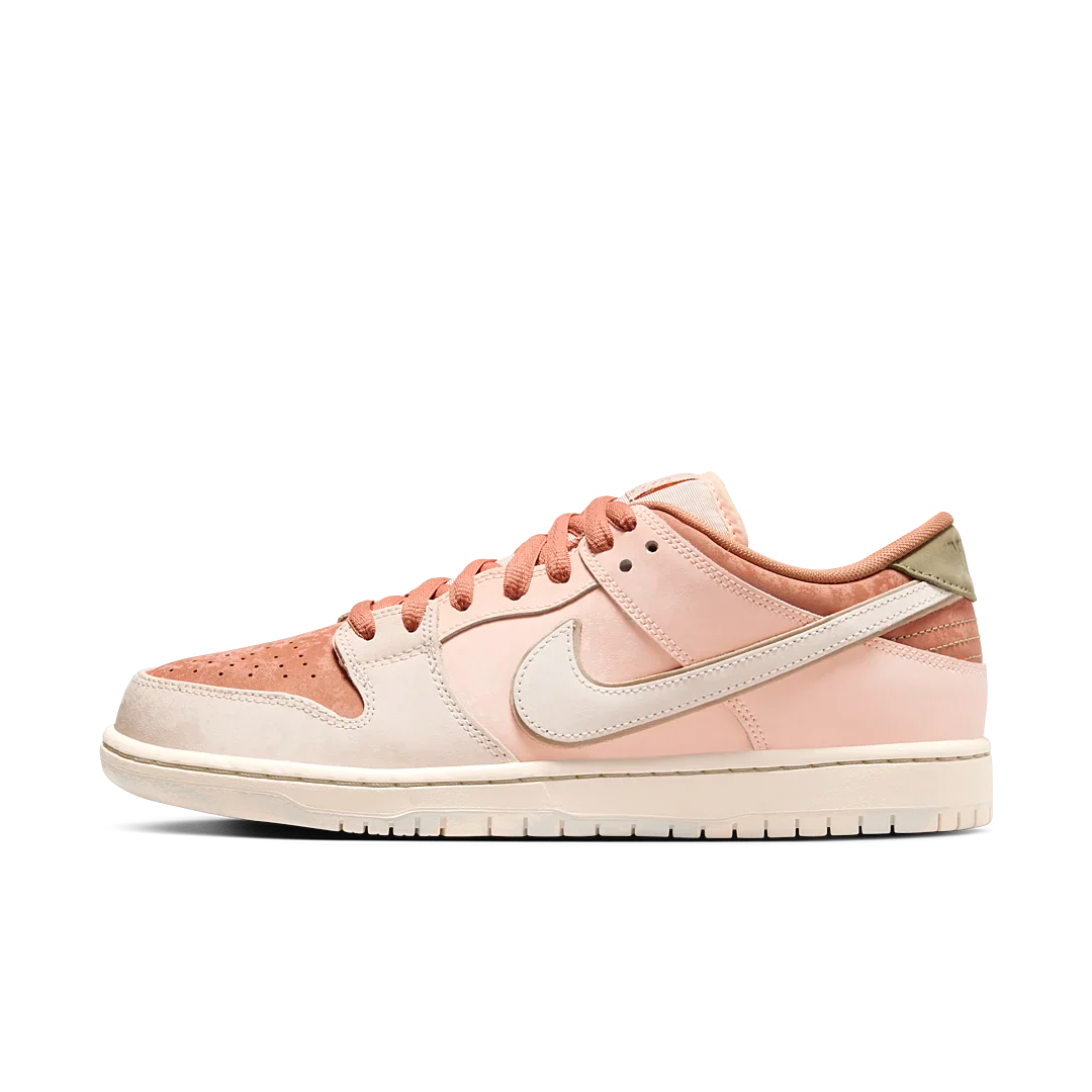 Nike SB Dunk Low Trocadéro Gardens, Amber Brown/Guava Ice/Crimson Tint/Hemp/Neutral Olive/Pale Ivory (FV5926-200)