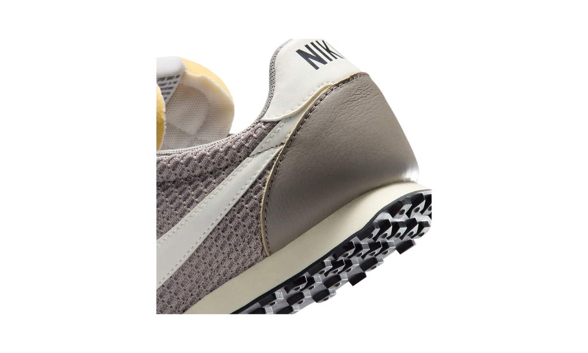 Nike Waffle Racer SE Moon Fossil Sail